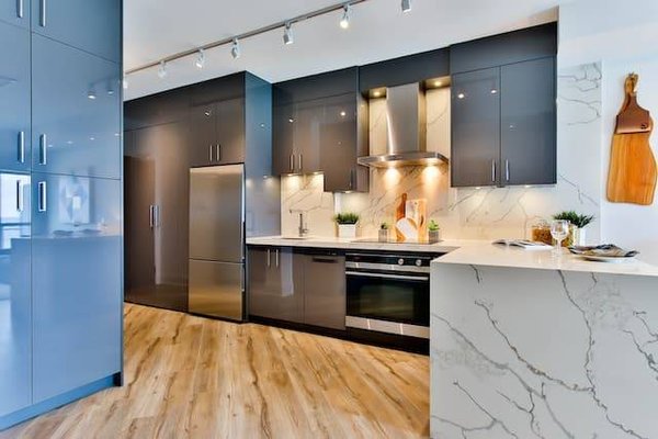 Comment utiliser les textures et les accessoires pour créer une symphonie visuelle dans sa cuisine ?
