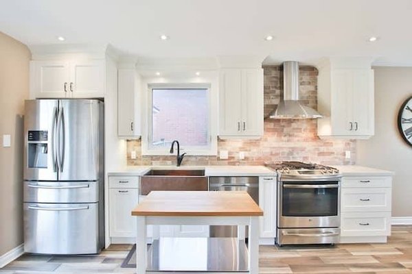 Quels sont les éléments essentiels pour une décoration de cuisine harmonieuse et originale ?