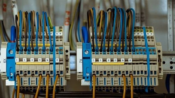 Pourquoi est-il important de faire un contrôle du réseau électrique avant d'acheter et de rénover un bien immobilier ?