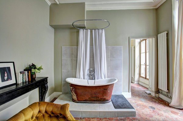 Rénover sa salle de bain avec une baignoire semi-îlot